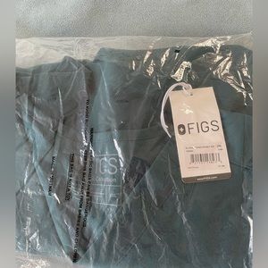 Mens figs three pocket top in Caribbean blue, size XXL. NWT